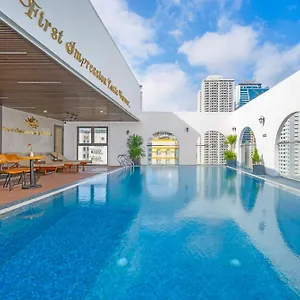 4* Отель Golden Lotus - Rooftop Bar Sea View
