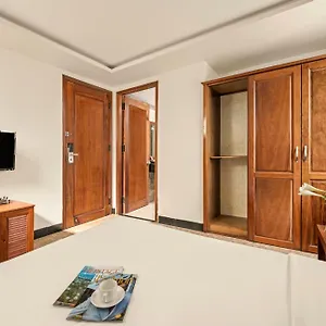 Titan Hotel